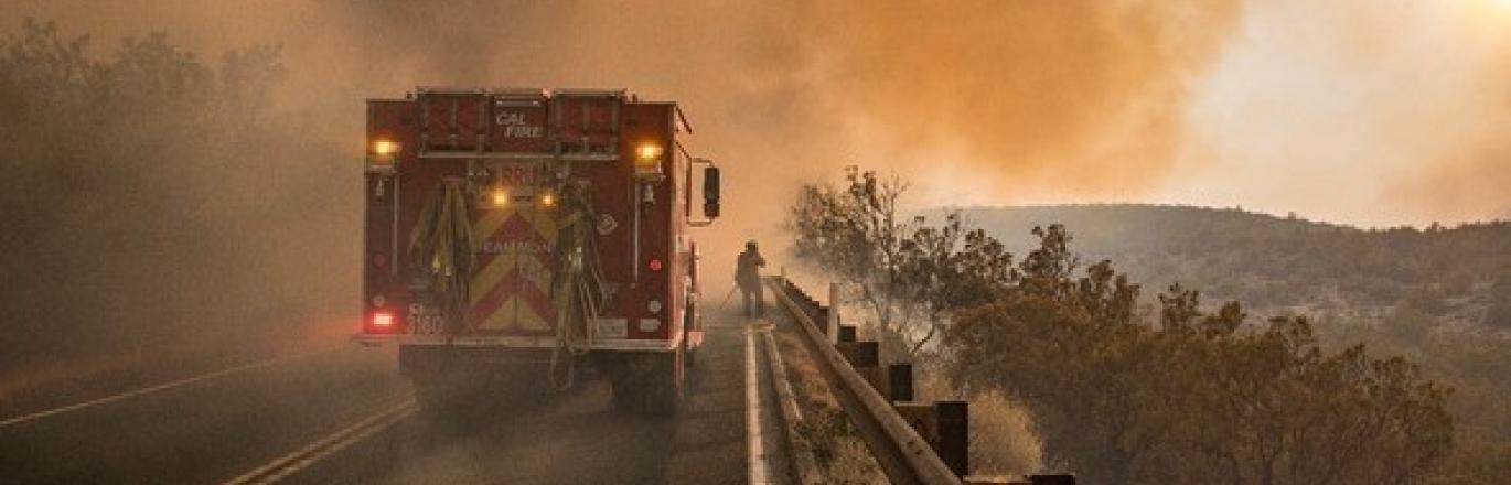 Vista del incendio Rosa en el Condado de Riverside. Tod Sudmeier, fotógrafo voluntario del Departamento de Bomberos del Condado.